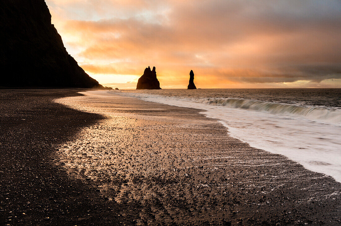 Felsenstapel von Reynisdrangar bei Sonnenaufgang, von Halsanefs Hellir Beach in der Nähe von Vik, Südisland, Polarregionen