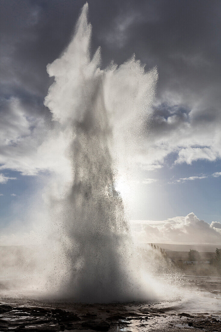 Strokkur-Geysir, der gegen stürmischen Himmel, Geysir, Südwest-Island, Polargebiete ausbricht