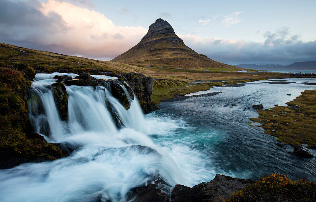 Blick auf Kirkjufell ,Kirchenberg, und Gebirgsbach, Grundafjordur, Snaefellsnes Halbinsel, Island, Polargebiete