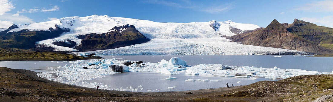 Panoramablick auf die Zunge des Vatnajokull-Gletschers, der zwischen den Bergen in Richtung Fjallsarlon-Lagune, Südisland, Polarregionen kriecht