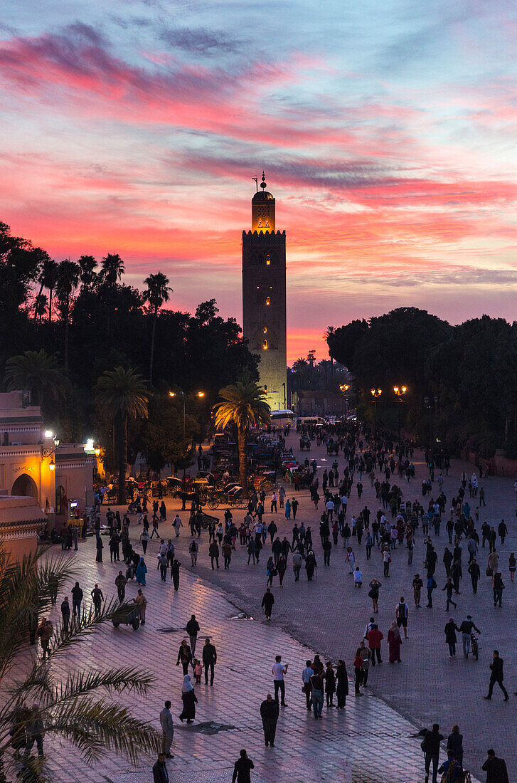 Blick auf Koutoubia Minarett bei Sonnenuntergang von Djemaa el Fna, Marrakesch, Marokko, Nordafrika, Afrika