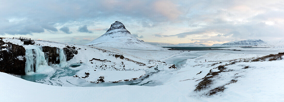 Panoramische Winteransicht von Kirkjufell ,Kirchenberg, Grundafjordur, Snaefellsnes Halbinsel, Island, Polarregionen