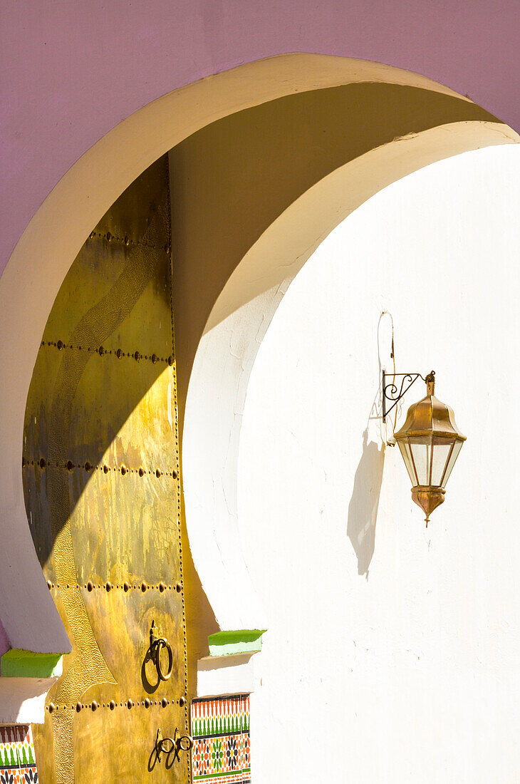 Torbogen, goldene Tür und Laterne am Eingang zur Moschee in der Kasbah, Marrakesch, Marokko, Nordafrika, Afrika