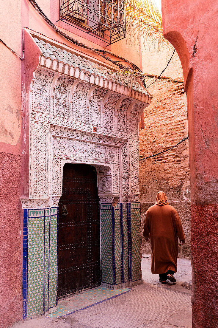 Lokaler Mann kleidete in traditionellem djellaba an, das durch Straße in der Kasbah, Marrakesch, Marokko, Nordafrika, Afrika geht
