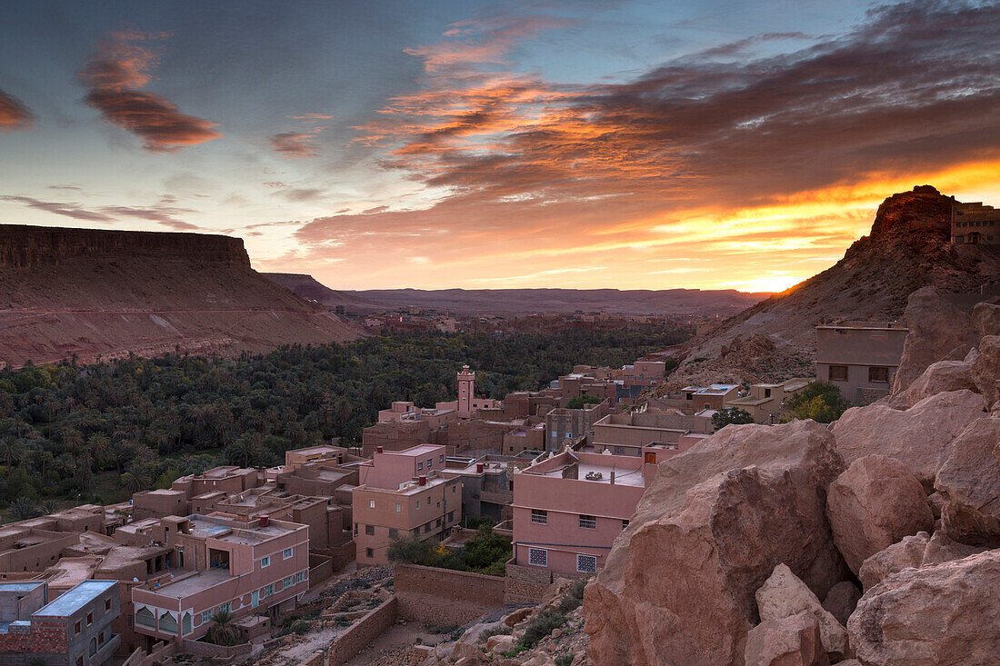 Sonnenaufgang über dem Dorf südlich der Todra-Schlucht bei Tinerhir, Marokko, Nordafrika, Afrika