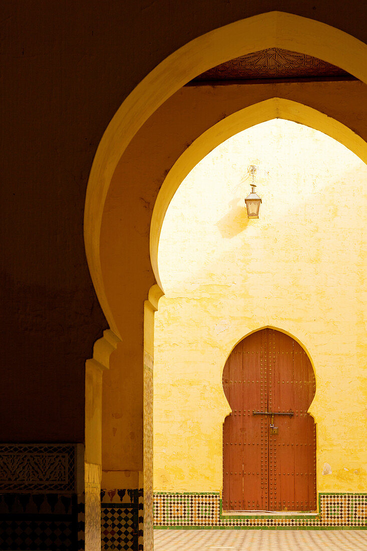 Türen und Bögen im Mausoleum von Moulay Ismail, Meknes, Marokko, Nordafrika, Afrika