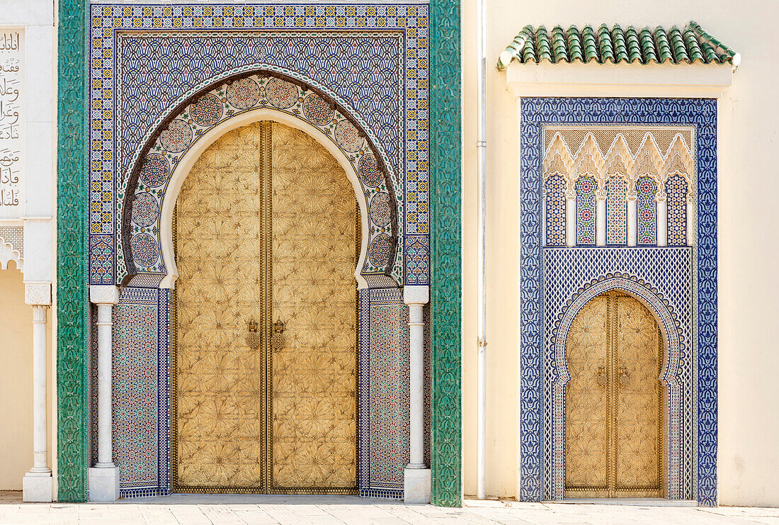 Goldene Türen und reich verzierten Mosaikwand auf dem Königspalast von Fez ,Dar el Makhzen, Fes, Marokko, Nordafrika, Afrika