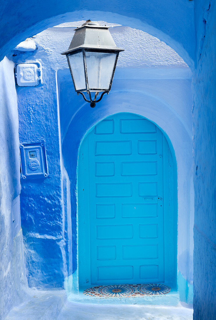 Blaue Tür und Wand in der Altstadt von Chefchaouen ,Chaouen, ,Die blaue Stadt, Marokko, Nordafrika, Afrika