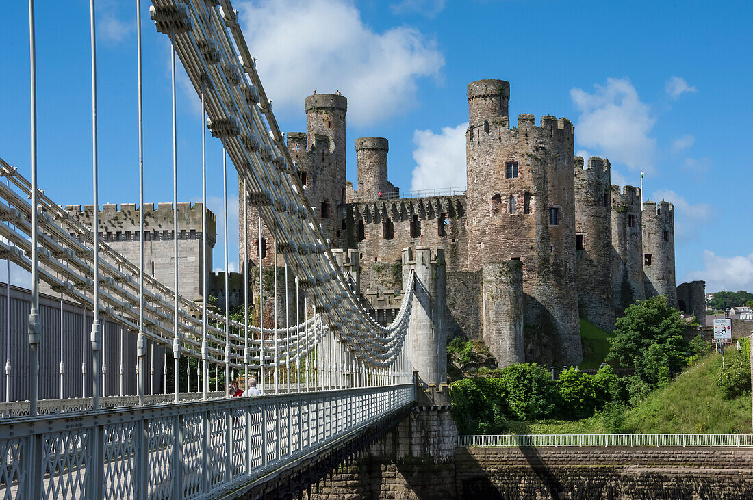 Hängebrücke, erbaut von Thomas Telford und eröffnet 1826, und Conwy Castle, UNESCO-Weltkulturerbe, Conwy ,Conway, Conway County Borough, Nordwales, Großbritannien, Europa