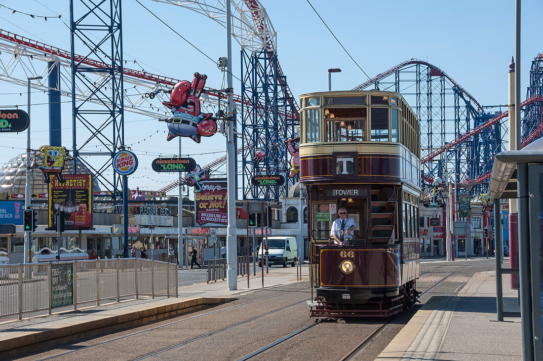 Traditionelle Straßenbahn vorbei an der Pleasure Beach, Blackpool, Lancashire, England, Vereinigtes Königreich, Europa
