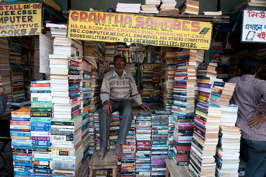 Bookstall-Inhaber in der Universitätsstraße, dem größten Second-Hand-Buchmarkt der Welt für Intellektuelle, Gelehrte und Studenten, Kolkata ,Kalkutta, Westbengalen, Indien, Asien