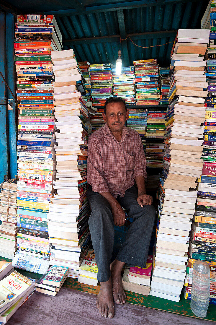 College Street bookstall holder, die größte größte Buchmarkt für Intellektuelle, Gelehrte und Studenten, Kolkata ,Kalkutta, Westbengalen, Indien, Asien