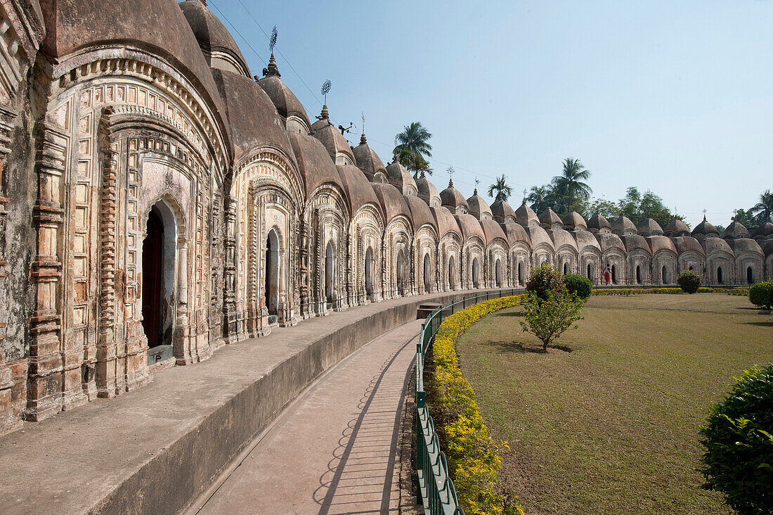 Teil des äußeren Kreises des Naba Kailash Mandir mit 74 der 108 Shiva-Tempel, 1809 erbaut, Kalna, West Bengal, Indien, Asien