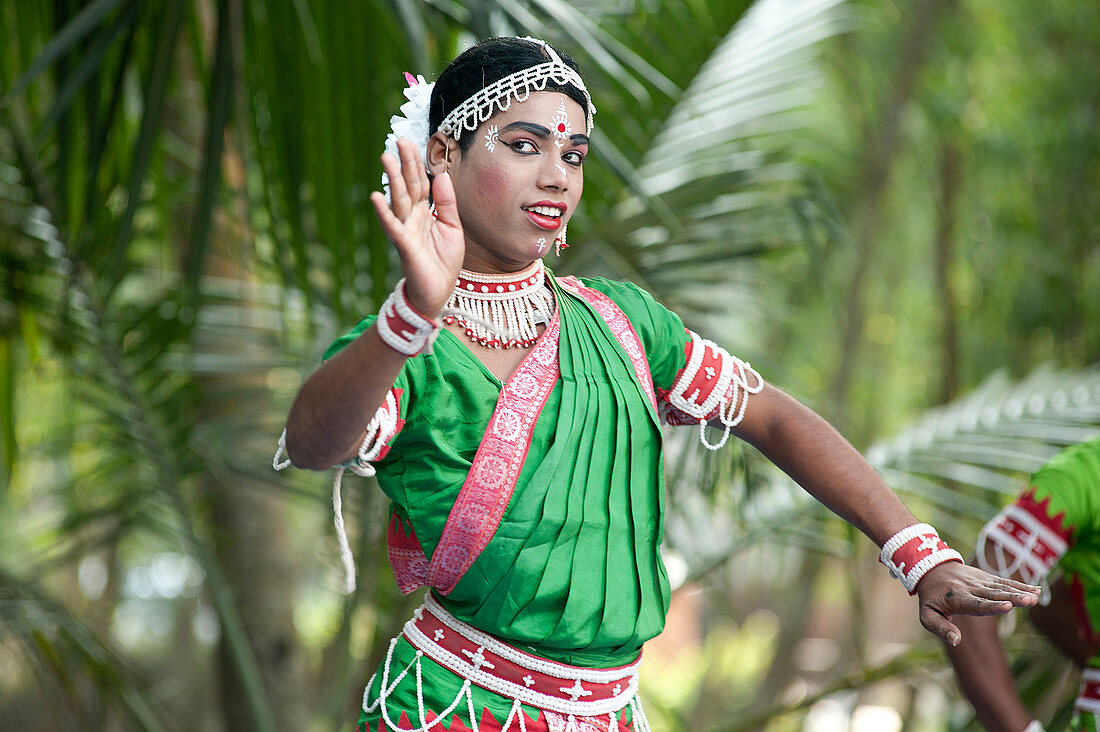 Junge, die Gotipua-Tanz durchführen, der traditionelle Volkstanz von Odisha spornte durch hindische Götter, Lords Jagannath und Krishna, Odisha, Indien, Asien an