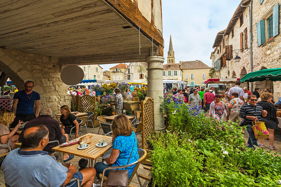 Platzieren Sie Gambetta am beliebten Donnerstag Markttag in dieser südwestlichen historischen Bastide Stadt, Eymet, Bergerac, Dordogne, Frankreich, Europa