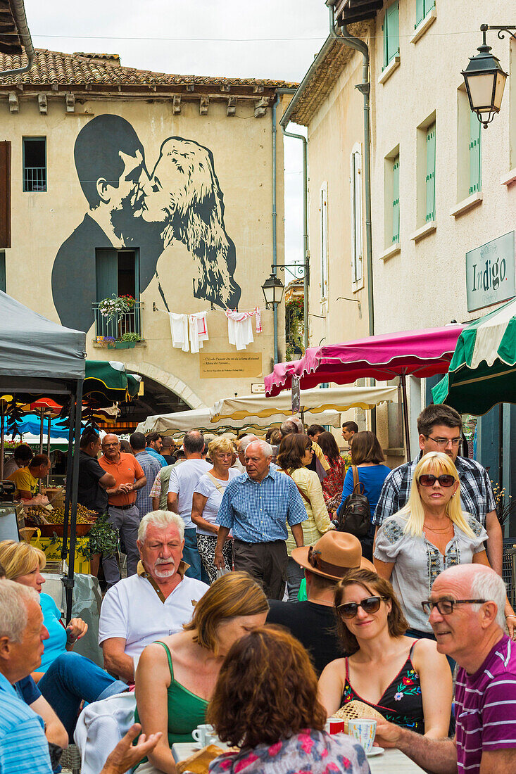 Belebten Rue de L'Engin am beliebten Donnerstag Markttag in dieser schönen südwestlichen Bastide Stadt, Eymet, Bergerac, Dordogne, Frankreich, Europa