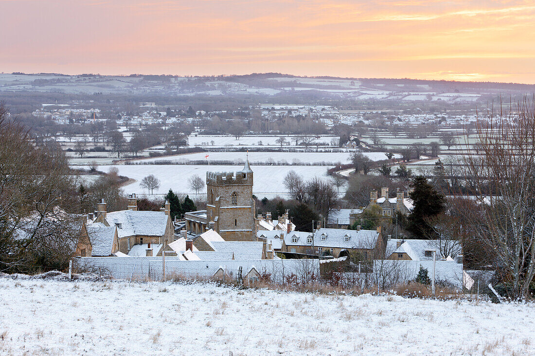 Cotswold Dorf und Landschaft im Schnee bei Sonnenaufgang, Bourton-on-the-Hill, Cotswolds, Gloucestershire, England, Vereinigtes Königreich, Europa
