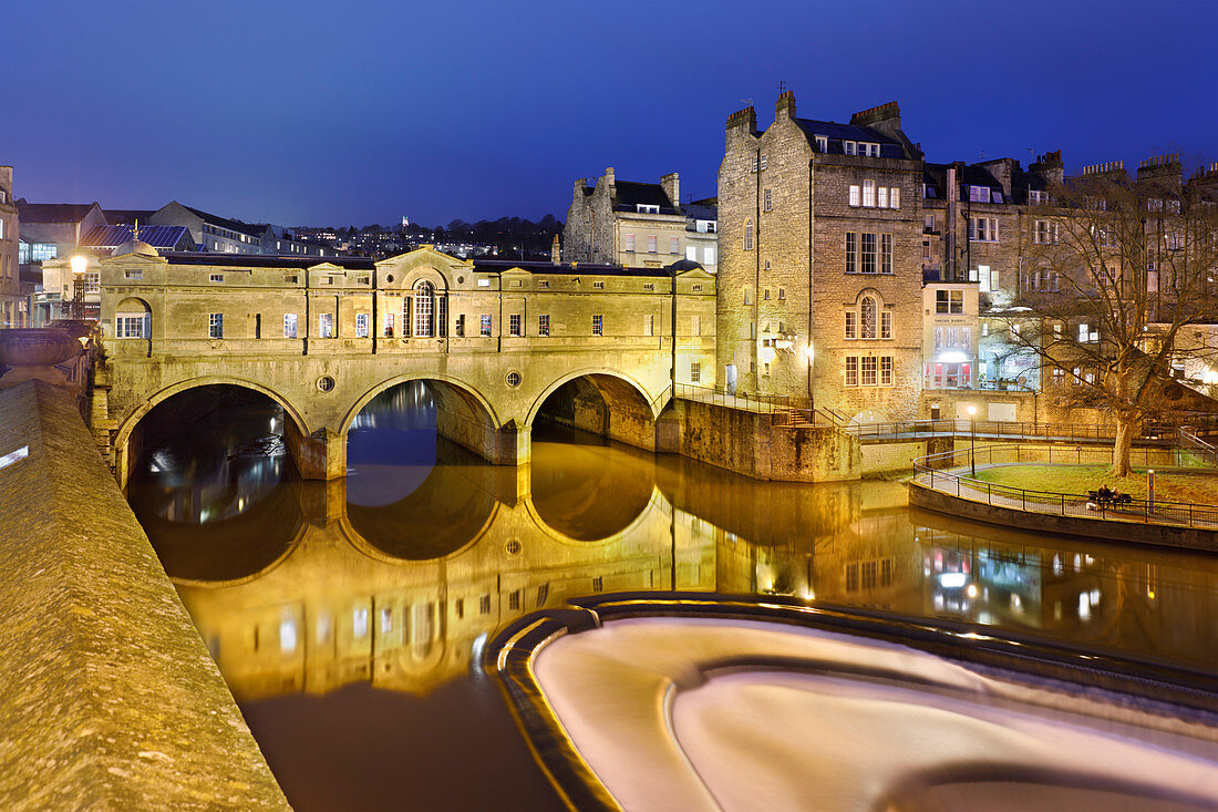 Pulteney Bridge am Fluss Avon bei Nacht beleuchtet, Bath, UNESCO Weltkulturerbe, Somerset, England, Vereinigtes Königreich, Europa