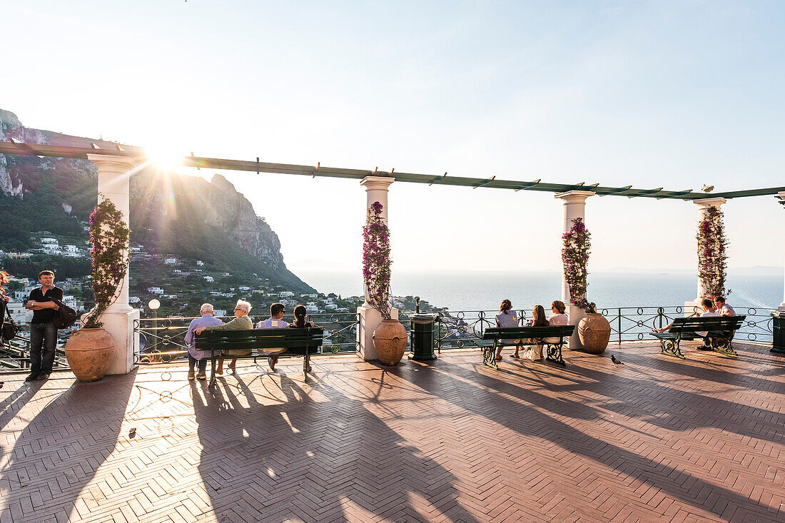 Menschen geniesen den Sonnenuntergang auf der Piacetta von Capri, Insel Capri, Golf von Neapel, Italien