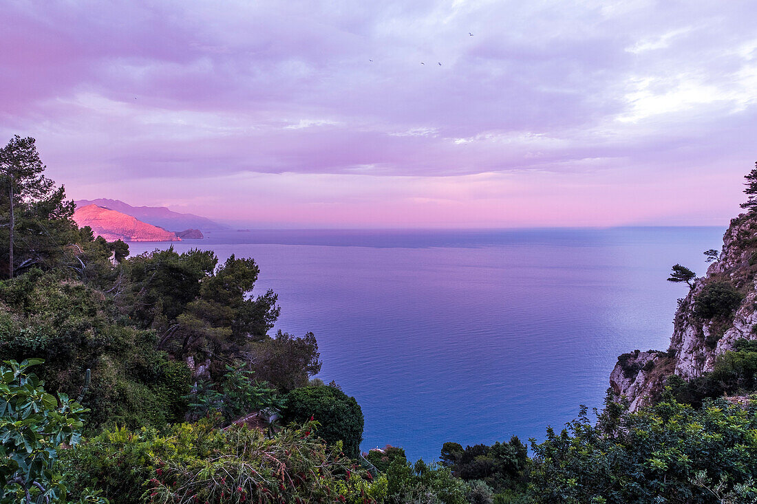 Sonnenuntergang am Golf von Neapel mit Blick in Richtung Positano, Insel Capri, Golf von Neapel, Italien