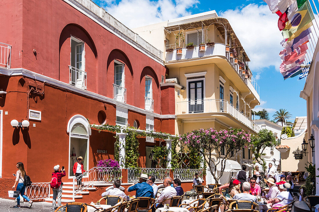 Menschen auf der Terrasse des Hotel Quisisana auf Capri, Insel Capri, Golf von Neapel, Italien