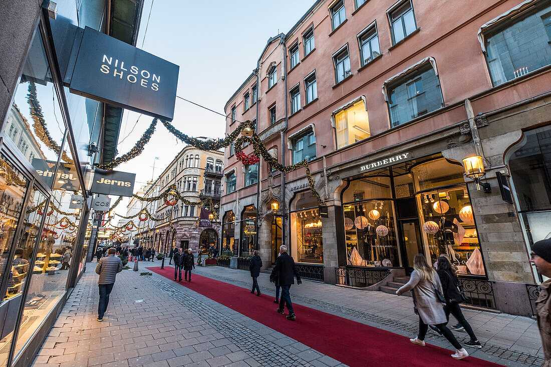 Blick auf die weihnachtliche Fussgängerzone von Stockholm, Stockholm, Schweden