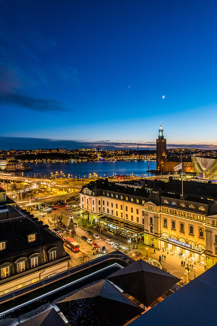 Blick über Stockholms Centralbahnhof und das Stockholmer Stadhus in der Abenddämmerung, Stockholm, Scheden