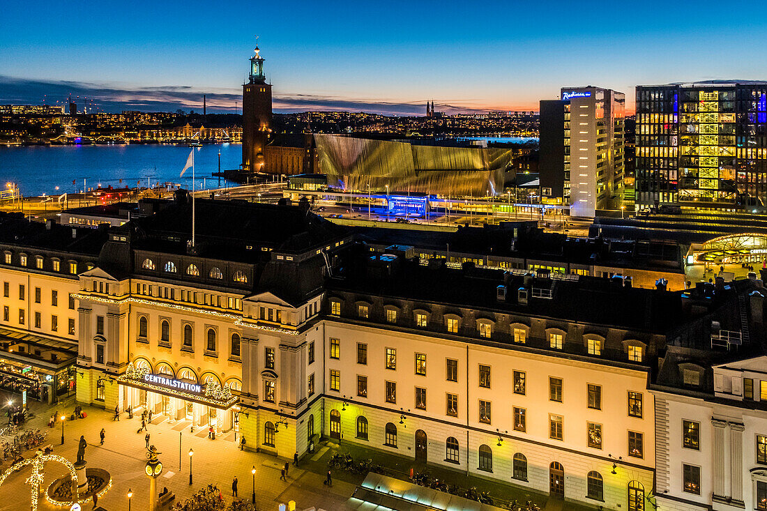 Blick über Stockholms Centralbahnhof und das Stockholmer Stadhus in der Abenddämmerung, Stockholm, Scheden