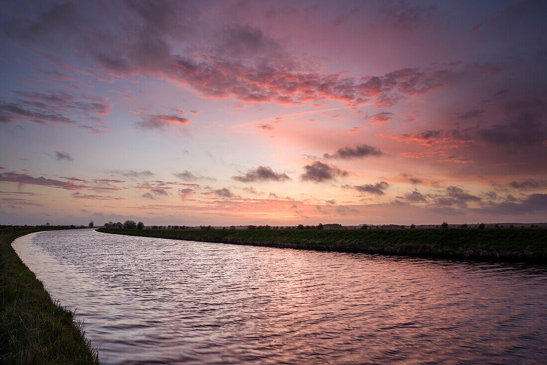 Abenddämmerung am Ems-Jade-Kanal bei Dykhausen, Sande, Landkreis Friesland, Niedersachsen, Deutschland