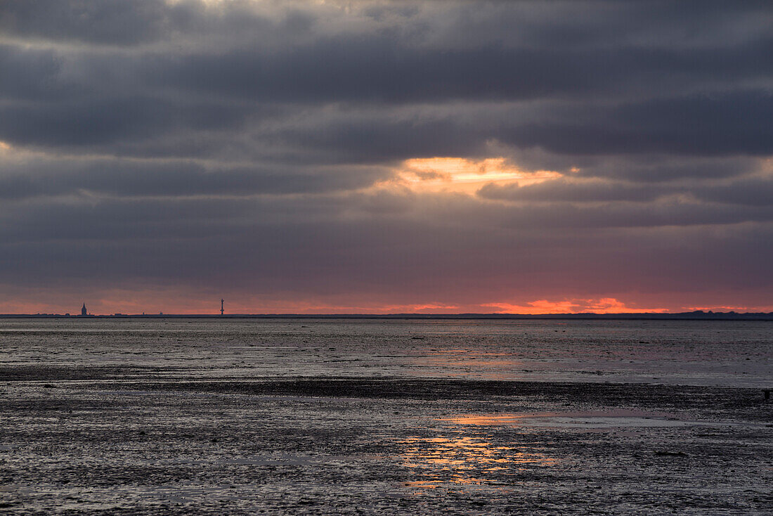 Sonnenuntergang mit Regenwolken an der Nordsee und Blick auf Wangerooge, Nationalpark Wattenmeer, Schillig, Wangerland, Landkreis Friesland, Niedersachsen, Deutschland