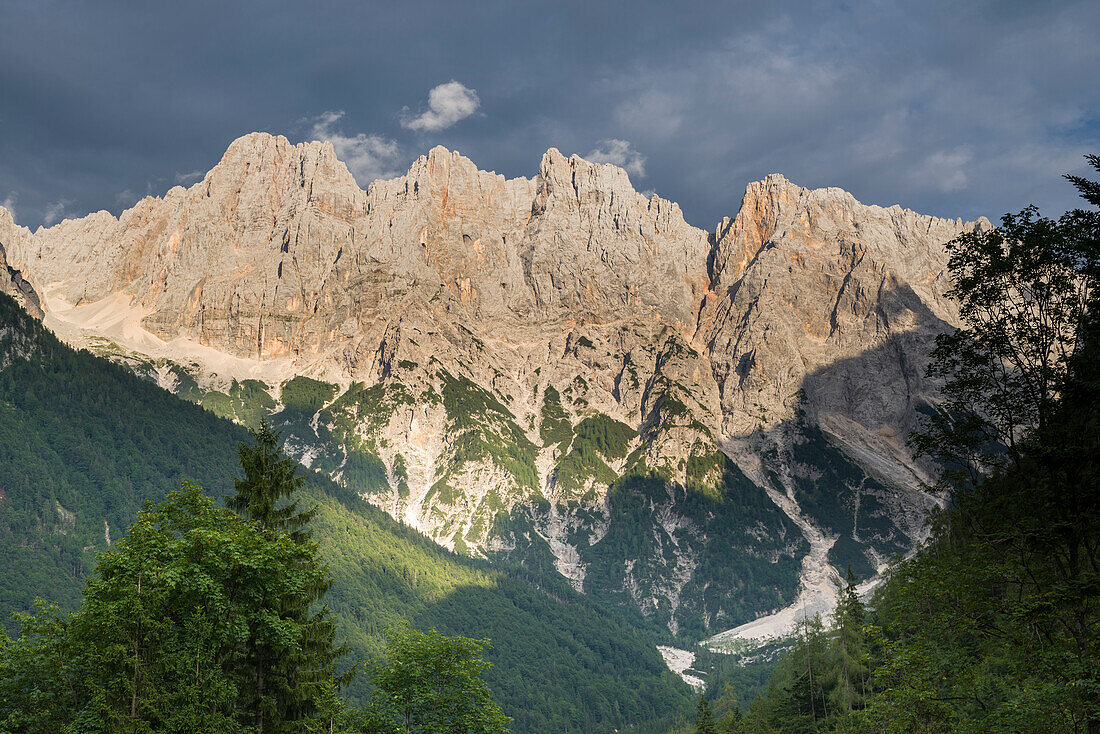 Berge der Julischen Alpen im Abendlicht. Visoki Rokav, Skrlatica, Rakova Spica, Rogljika, Dolkova Spica, Dovski Gamsovec. Gorenjska, Oberkrain, Nationalpark Triglav, Slowenien