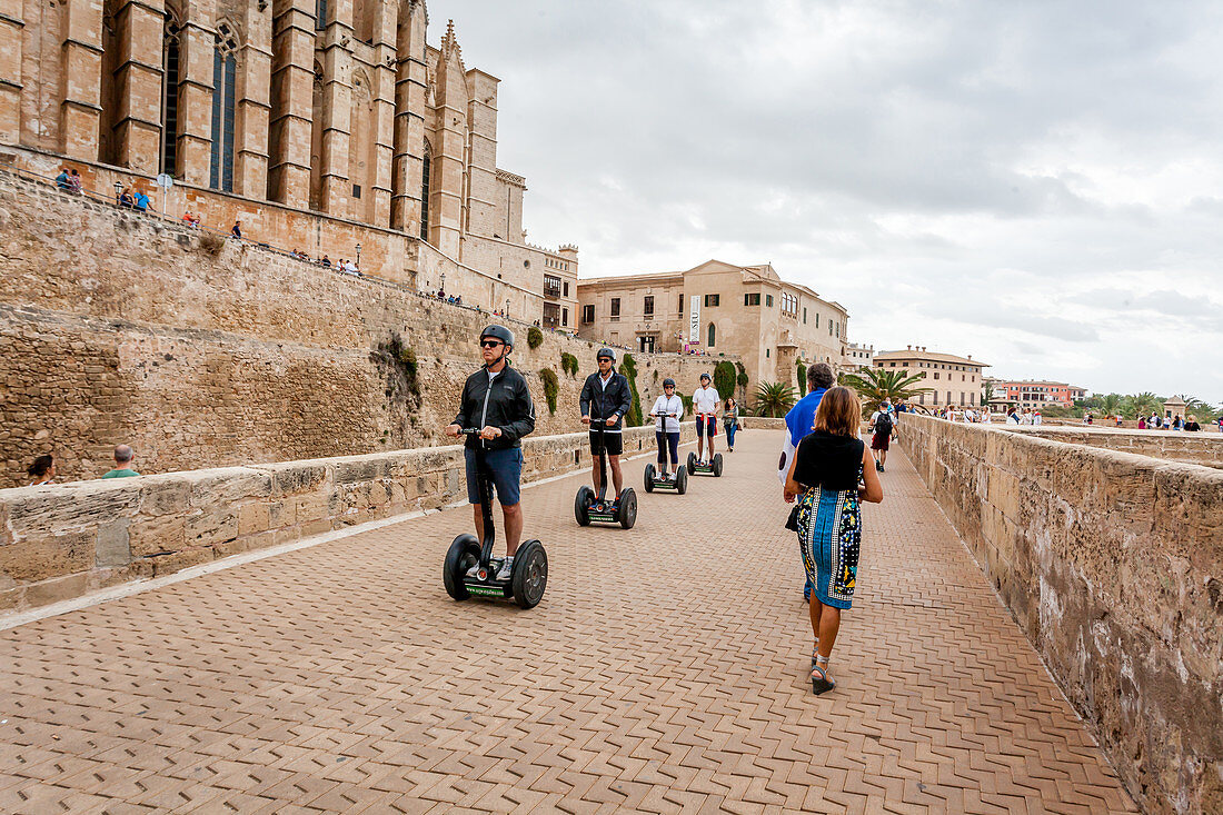 Touristen auf den Segwayz auf dem  ''Dalt Murada'' in der Altstadt von Palma, Mallorca, Spanien, Europa