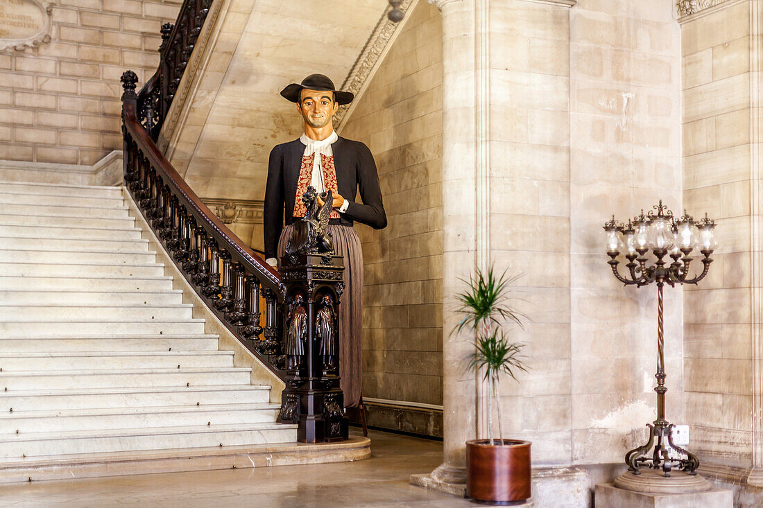 Grosse Puppe oder Big Doll in der traditionellen Kleidung in dem Rathaus von Palma, Palma, Palma de Mallorca, Majorca, Balearen, Balearische Inseln, Mittelmeer, Spanien, Europa