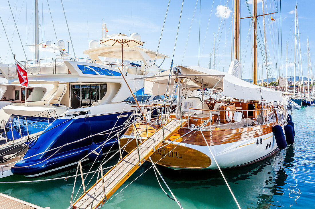 Luxus-Yachten im Hafen von Palma, Mallorca, Spanien, Europa