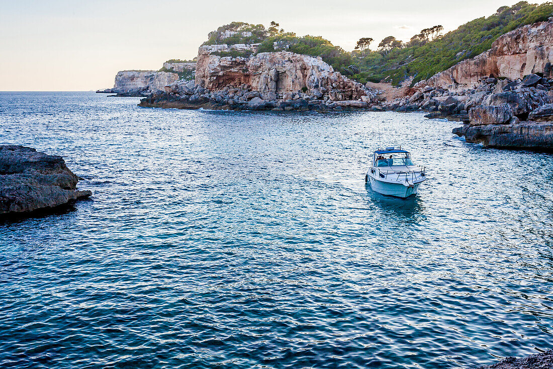 Motorboat in der Bucht von Cala s’Almunia, Mallorca, Balearische Inseln, Spanien