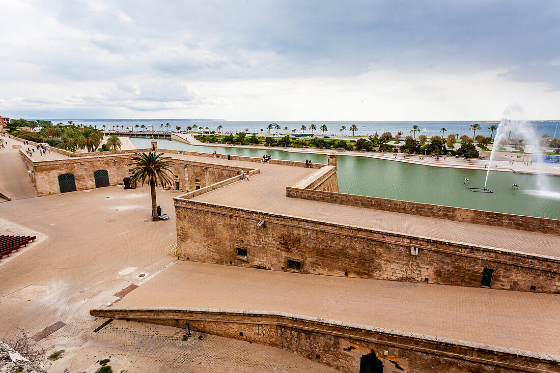 Touristen auf dem ''Dalt Murada'', die Renaissance Verteidigungsmauer am Parc de la Mar, Altstadt, Ciutat Antiga, Palma de Mallorca, Majorca, Balearen, Balearische Inseln, Mittelmeer, Spanien, Europa