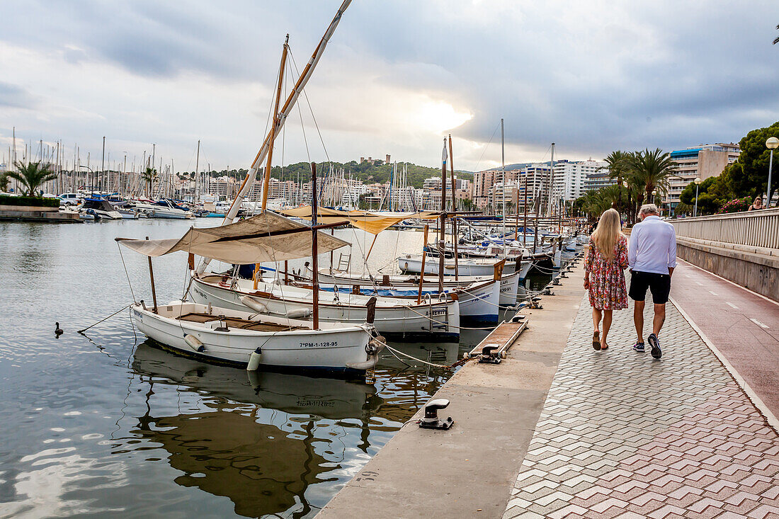 Touristen im Hafen von Palma, Mallorca, Spanien, Europa