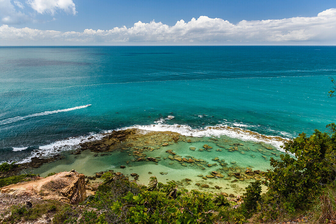Schöne Naturphotographie mit Landschaft der tropischen Küstenlinie, Morro de Sao Paulo, Bahia, Brasilien