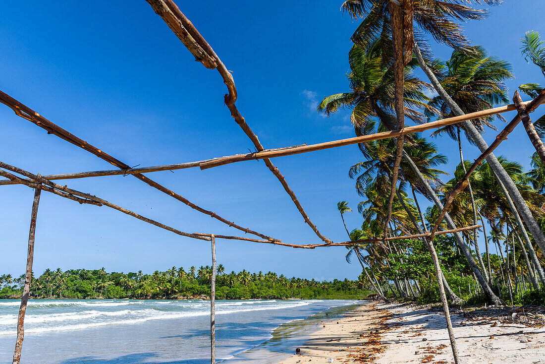 Foto von Holzrahmen am tropischen Strand mit Palmen im Hintergrund, Boipeba Island, Bahia, Brasilien