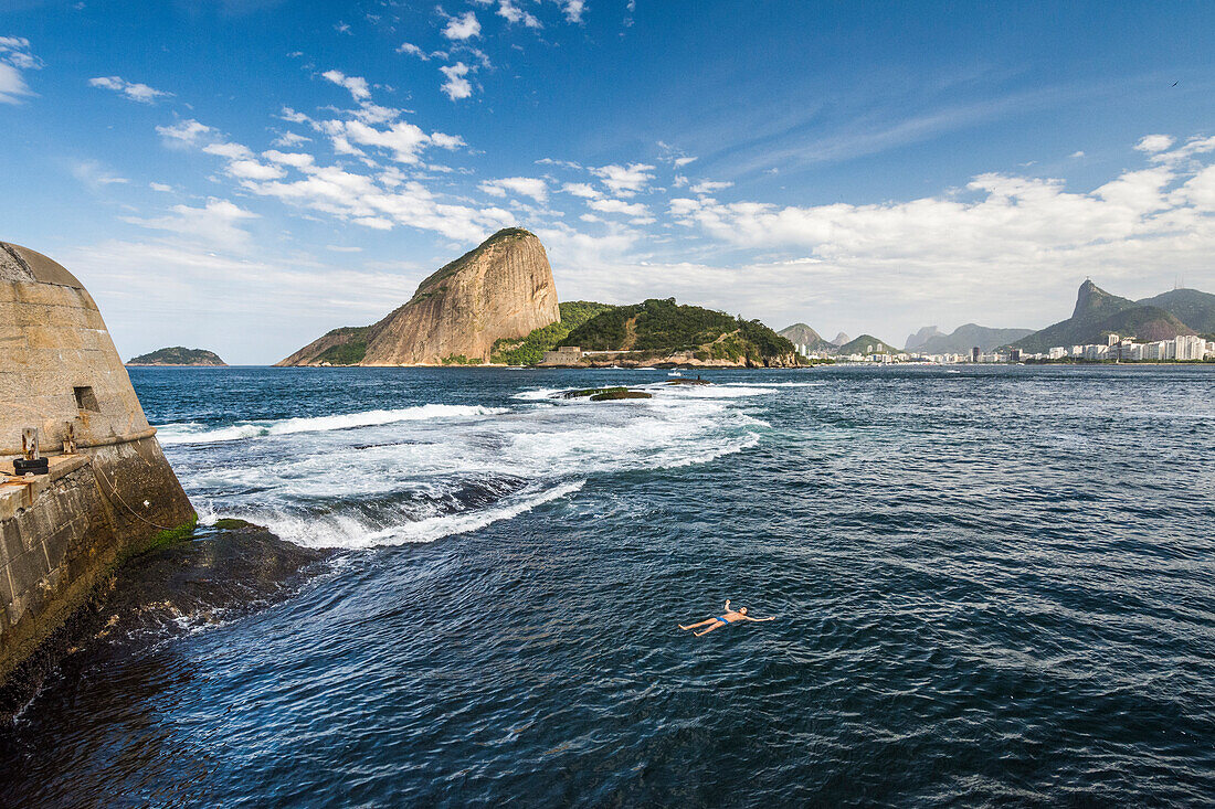 Bemannen Sie das Schwimmen in Laje-Fort in Guanabara-Bucht, Rio de Janeiro, Brasilien