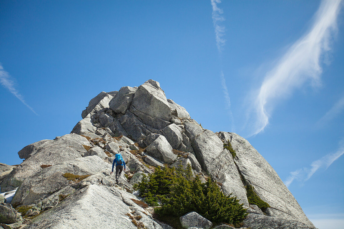 Blick von unten auf Wanderer Klettern Needle Peak, Hope, British Columbia, Kanada