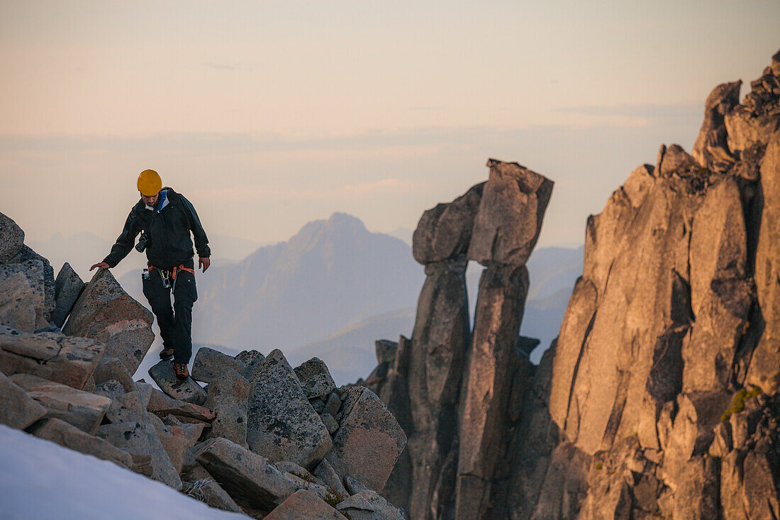 Bergsteiger am Mount Rexford mit Pi-Säule im Hintergrund, Chilliwack, British Columbia, Kanada