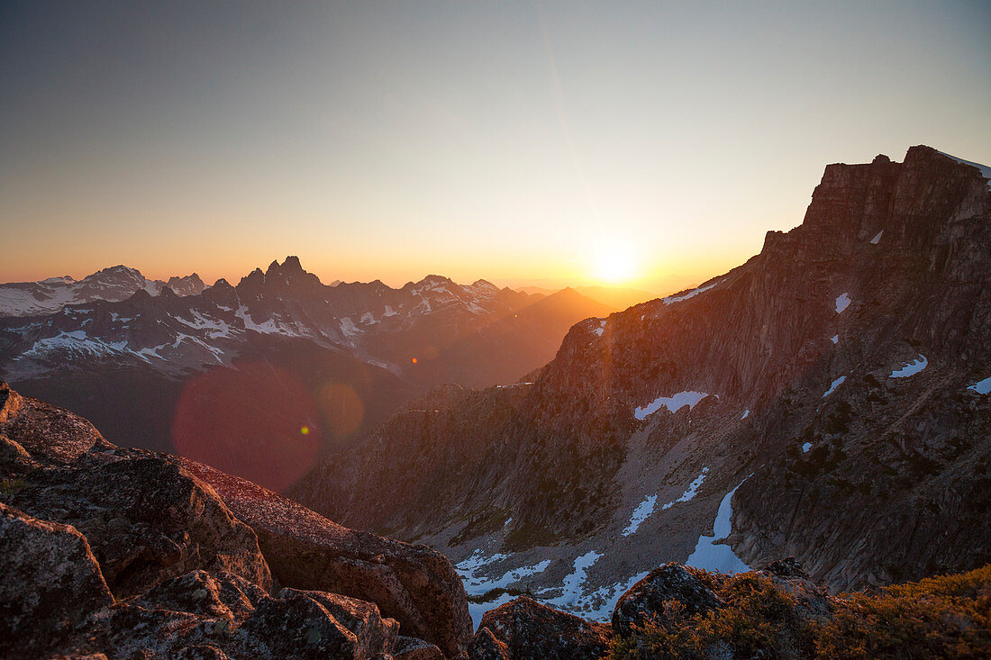 Fotografieren Sie mit majestätischer Landschaft des North Cascade Mountain Range bei Sonnenuntergang, Chilliwack, British Columbia, Kanada