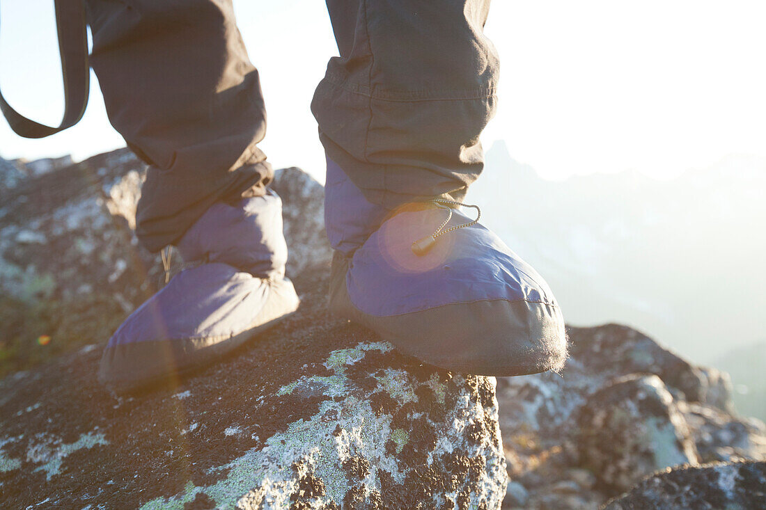Stiefel des Bergsteigers stehen auf einem Felsen, Chilliwack, British Columbia, Kanada