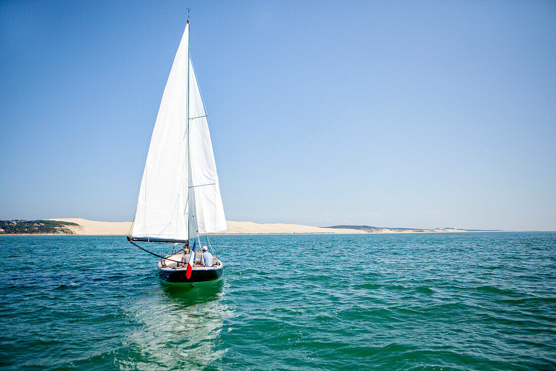 Bucht von Arcachon (in Französisch, das Bassin d'Arcachon, auch bekannt als le Bassin) ist eine Bucht des Atlantiks an der Südwestküste Frankreichs, in Pays de Buch zwischen der Côte d'Argent und der Côte des Landes gelegen , in der Region Aquitanien. Die