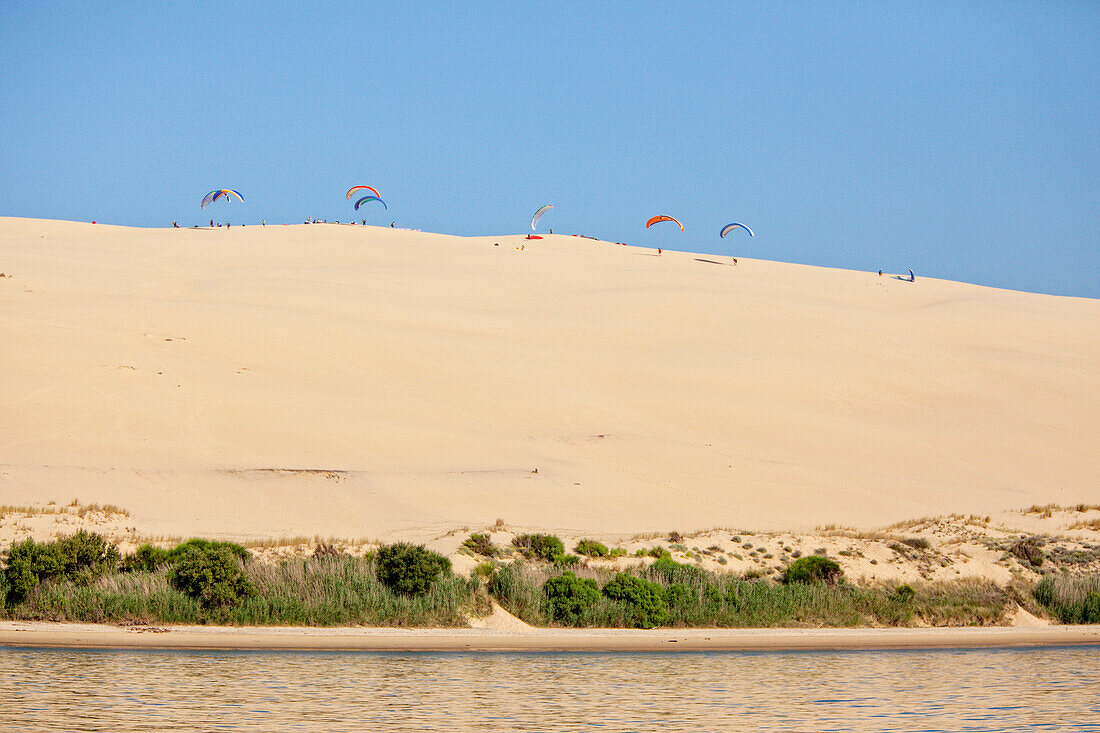 Bucht von Arcachon (in Französisch, das Bassin d'Arcachon, auch bekannt als le Bassin) ist eine Bucht des Atlantiks an der Südwestküste Frankreichs, in Pays de Buch zwischen der Côte d'Argent und der Côte des Landes gelegen , in der Region Aquitanien. Die