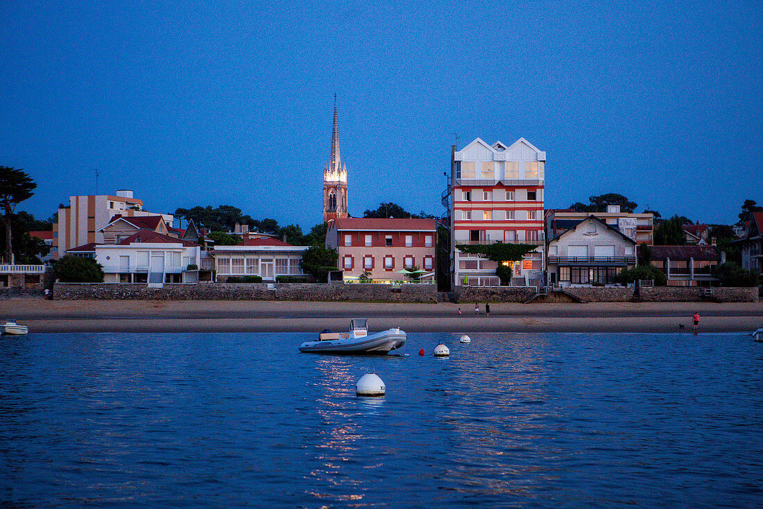 Bucht von Arcachon (in Französisch, das Bassin d'Arcachon, auch bekannt als le Bassin) ist eine Bucht des Atlantiks an der Südwestküste Frankreichs, in Pays de Buch zwischen der Côte d'Argent und der Côte des Landes gelegen , in der Region Aquitanien. Die