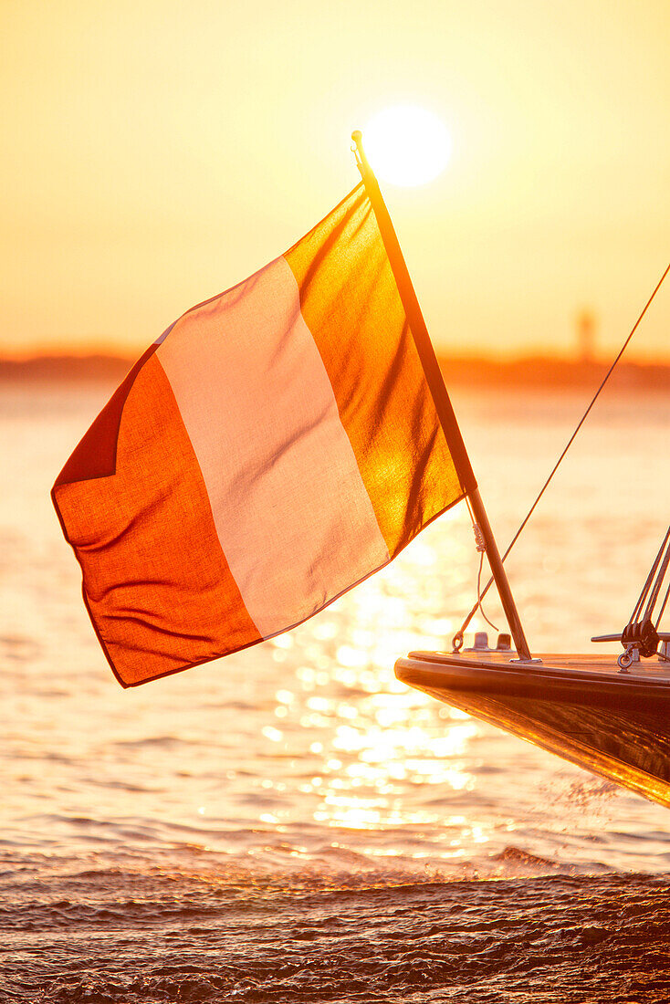 Bucht von Arcachon (in Französisch, das Bassin d'Arcachon, auch bekannt als le Bassin) ist eine Bucht des Atlantiks an der Südwestküste Frankreichs, in Pays de Buch zwischen der Côte d'Argent und der Côte des Landes gelegen , in der Region Aquitanien. Die