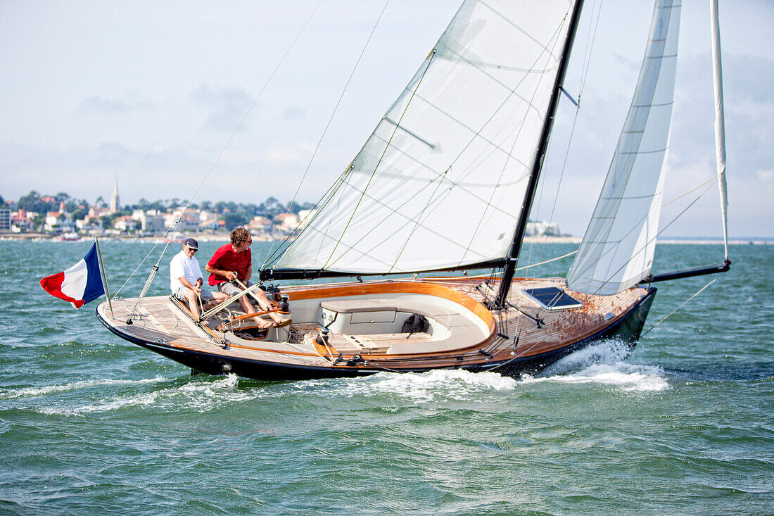 Bucht von Arcachon (in Französisch, das Bassin d'Arcachon, auch bekannt als le Bassin) ist eine Bucht des Atlantiks an der Südwestküste Frankreichs, in Pays de Buch zwischen der Côte d'Argent und der Côte des Landes gelegen , in der Region Aquitanien. Die