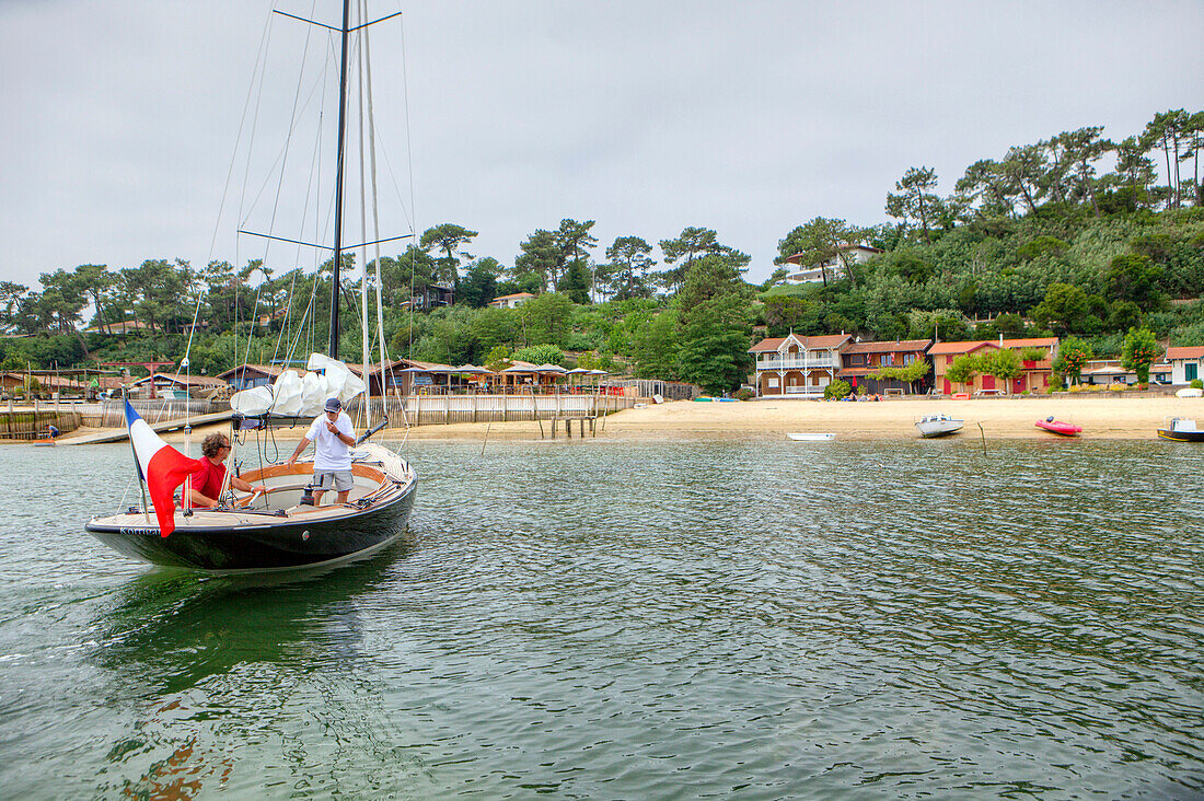 Bucht von Arcachon (in Französisch, das Bassin d'Arcachon, auch bekannt als le Bassin) ist eine Bucht des Atlantiks an der Südwestküste Frankreichs, in Pays de Buch zwischen der Côte d'Argent und der Côte des Landes gelegen , in der Region Aquitanien. Die